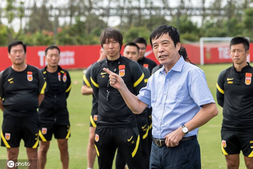 据CorrieredelloSport报道，利物浦现在正在关注亨克中场埃尔哈努斯（BilalElKhannouss），这名年轻球员被认为是目前最有潜力的中场之一。